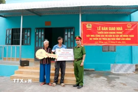 Công an tỉnh Lâm Đồng tổ chức bàn giao nhà mới cho gia đình bà Nguyễn Thị Sáng tại phường Hàm Thắng. (Ảnh: Hồng Hiếu/TTXVN)