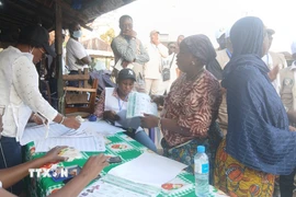 Điểm bầu cử tổng thống tại Conakry, Guinea ngày 28/12/2025. (Nguồn: THX/TTXVN)