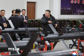 Nhà lãnh đạo Triều Tiên Kim Jong Un thị sát hoạt động sản xuất vũ khí dẫn đường chiến thuật tại một nhà máy đạn dược, ngày 3/1/2026. (Nguồn: KCNA/TTXVN)