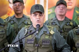 Bộ trưởng Quốc phòng Venezuela Vladimir Padrino Lopez (phía trước) phát biểu tại thủ đô Caracas. (Nguồn: EFE/TTXVN)