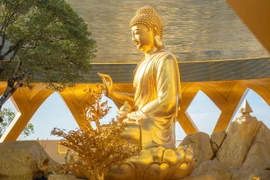 Tôn tượng Đức Phật Câu Na Hàm Mâu Ni trên đỉnh núi Bà Đen. (Nguồn: Sun World Ba Den Mountain)