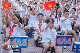 Học sinh dự khai giảng năm học mới tại trường tiểu học Gia Quất (Bồ Đề). (Ảnh: Minh Quyết/TTXVN)