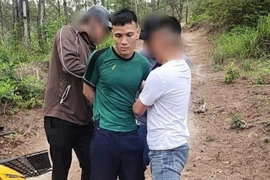 Đối tượng Nguyễn Văn Báo bị bắt khi đang lẩn trốn tại khu vực hồ Yên Trung, thành phố Uông Bí. (Ảnh: TTXVN phát)