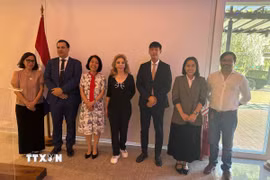 Đại sứ Ngô Minh Nguyệt cùng Bộ trưởng Ngôn ngữ Paraguay Javier Viveros, Lãnh sự danh dự Việt Nam María Del Carmen Pérez và các đại biểu chụp ảnh lưu niệm. (Nguồn: TTXVN phát)