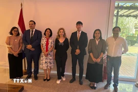 Đại sứ Ngô Minh Nguyệt cùng Bộ trưởng Ngôn ngữ Paraguay Javier Viveros, Lãnh sự danh dự Việt Nam María Del Carmen Pérez và các đại biểu chụp ảnh lưu niệm. (Nguồn: TTXVN phát)