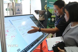 Đại biểu tìm hiểu về Hệ sinh thái nền tảng nông nghiệp số Việt Nam tại triển lãm công nghệ số tại Đồng Nai. (Ảnh: Lê Xuân/TTXVN)
