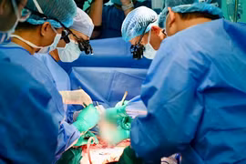 Các bác sỹ thực hiện ghép tim cho một bệnh nhi 12 tuổi từ trái tim của người hiến tạng. (Ảnh: TTXVN phát)