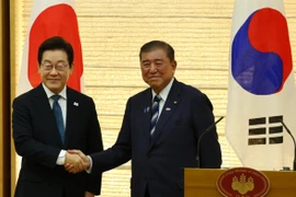 Tổng thống Hàn Quốc Lee Jae Myung (trái) và Thủ tướng Nhật Bản Shigeru Ishiba. (Nguồn: Reuters/Bloomberg)