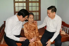 Ông Phan Đình Trạc thăm, tặng quà Mẹ Việt Nam anh hùng Nguyễn Thị Nậy, thôn Gia Môn, xã Phong Bình, huyện Gio Linh. (Ảnh: Thanh Thuỷ/TTXVN)