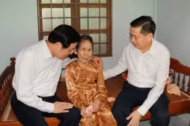 Ông Phan Đình Trạc thăm, tặng quà Mẹ Việt Nam anh hùng Nguyễn Thị Nậy, thôn Gia Môn, xã Phong Bình, huyện Gio Linh. (Ảnh: Thanh Thuỷ/TTXVN)
