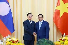 Thủ tướng Phạm Minh Chính hội kiến Tổng Bí thư, Chủ tịch nước Lào Thongloun Sisoulith. (Ảnh: Dương Giang/TTXVN)