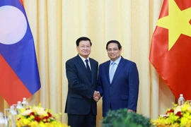 Thủ tướng Phạm Minh Chính hội kiến Tổng Bí thư, Chủ tịch nước Lào Thongloun Sisoulith. (Ảnh: Dương Giang/TTXVN)