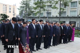 Các đồng chí lãnh đạo, nguyên lãnh đạo Đảng Nhà nước thành kính tưởng niệm Chủ tịch Hồ Chí Minh tại Công viên Tượng đài Bác Hồ (Quận 1, Hồ Chí Minh). (Ảnh: Thống Nhất/TTXVN)