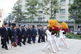 Các đồng chí lãnh đạo, nguyên lãnh đạo Đảng Nhà nước dâng hoa tại Công viên Tượng đài Bác Hồ (quận 1, Hồ Chí Minh). (Ảnh: Thống Nhất/TTXVN)