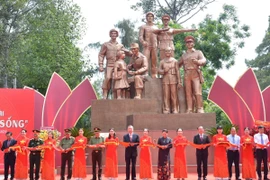 Nhân kỷ niệm 50 năm Ngày Giải phóng miền Nam, thống nhất đất nước (30/4/1975-30/4/2025), chiều 29/4, tại Công viên Âu Lạc (quận 5, Thành phố Hồ Chí Minh), Bộ Công an tổ chức Lễ khánh thành Tượng đài Công an nhân dân “Vì bình yên cuộc sống.” Tổng Bí thư Tô Lâm cùng nhiều đồng chí Lãnh đạo, nguyên Lãnh đạo Đảng, Nhà nước dự buổi lễ. (Ảnh: Linh Sơn/TTXVN)