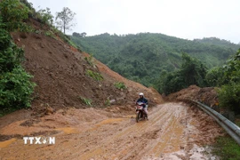 Một điểm sạt lở trên đường Hồ Chí Minh phía Tây, đoạn qua xã Đông Giang, thành phố Đà Nẵng. (Ảnh: Anh Dũng/TTXVN)