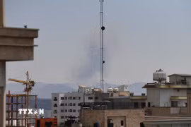 Khói bốc lên sau cuộc không kích của Mỹ và Israel tại Tehran, Iran. (Ảnh: THX/TTXVN)