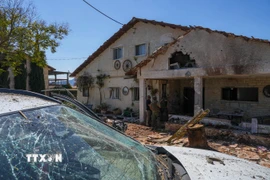 Ngôi nhà bị hư hại sau vụ tấn công tên lửa tại Moshav Kfar Yuval, miền Bắc Israel. (Nguồn: THX/TTXVN)