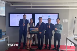 Chủ tịch tỉnh Quảng Ngãi Nguyễn Hoàng Giang tặng quà lưu niệm lãnh đạo Cơ quan Phát triển Pháp (AFD) (Ảnh: Đào Dũng/TTXVN)