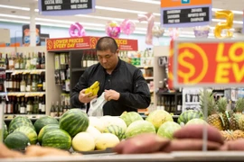 Người tiêu dùng mua sắm tại siêu thị ở California, Mỹ. (Ảnh: THX/TTXVN)