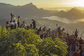 Nhìn ra bãi biển Ipanema và Leblon từ độ cao 533 mét, Đồi Hai Anh Em là một trong những điểm ngắm cảnh nổi tiếng nhất của thành phố Rio de Janeiro và thu hút hàng nghìn du khách mỗi tuần. (Nguồn: AFP)
