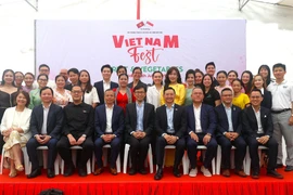 Các đại biểu, khách mời cùng doanh nghiệp tham dự Lễ hội chụp ảnh lưu niệm. (Ảnh: Tất Đạt/TTXVN)