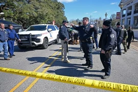 Cảnh sát địa phương cho biết vụ nổ súng xảy ra ngay sau khi cuộc diễu hành Mardi Gras in the Country ở Clinton bắt đầu. (Nguồn: Hilary Scheinuk/AP)