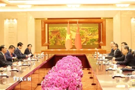 Phó Chủ tịch Quốc hội Trần Quang Phương (trái) hội kiến Ủy viên trưởng Ủy ban Thường vụ Đại hội Đại biểu Nhân dân Toàn quốc Trung Quốc Triệu Lạc Tế. (Ảnh: Công Tuyên/TTXVN)