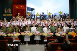 40 em học sinh gồm 28 con nuôi Công an tỉnh Điện Biên và 12 lưu học sinh của 6 tỉnh Bắc Lào ra mắt tại buổi lễ. (Ảnh: Phan Quân/TTXVN)