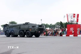 Xe chở tên lửa đạn đạo Scud B rời trường đua F1 Mỹ Đình hướng về khu vực Quảng trường Ba Đình. Ảnh: Quốc Khánh - TTXVN