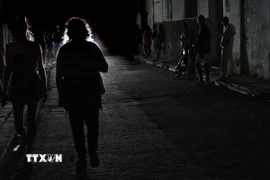 Đường phố chìm trong bóng tối do mất điện tại La Habana, Cuba. (Ảnh: THX/TTXVN)