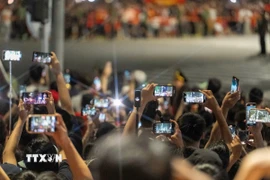 Hàng vạn người dân chờ đón khoảnh khắc các khối diễu binh, diễu hành di chuyển trên đường phố Hà Nội. (Ảnh: Phạm Tuấn Anh/TTXVN)