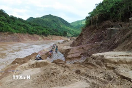 Lũ ống, lũ quét nhấn chìm quốc lộ 16 ở Nghệ An. (Ảnh: Xuân Tiến/TTXVN)