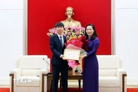 Bà Nguyễn Thị Hạnh, Phó Chủ tịch Ủy ban Nhân dân tỉnh trao thưởng cho em Ninh Quang Thắng, lớp 12 chuyên Tin, Trường Trung học phổ thông Chuyên Hạ Long. (Ảnh: Minh Đức/TTXVN)