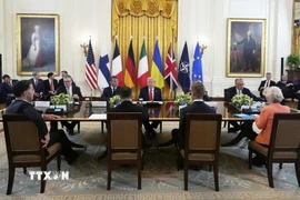 Quang cảnh cuộc gặp giữa Tổng thống Mỹ Donald Trump, Tổng thống Ukraine Volodymyr Zelensky và các nhà lãnh đạo châu Âu tại Nhà Trắng, Washington, DC, Mỹ, ngày 18/8/2025. (Nguồn: IRNA/TTXVN)