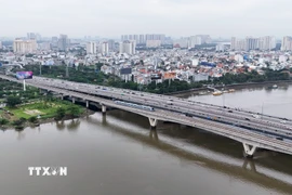 Tàu Metro tuyến số 1 qua cầu Sài Gòn hướng về trung tâm Thành phố Hồ Chí Minh. (Ảnh: Hồng Đạt/TTXVN)
