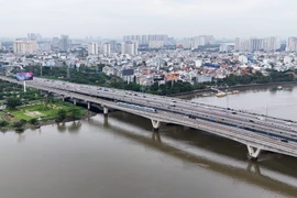 Tàu Metro tuyến số 1 qua cầu Sài Gòn hướng về trung tâm Thành phố Hồ Chí Minh. (Ảnh: Hồng Đạt/TTXVN)