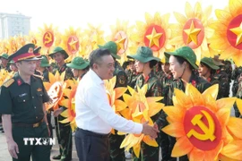 Chủ tịch Ủy ban Nhân dân thành phố Hà Nội Trần Sỹ Thanh thăm, tặng quà, động viên các lực lượng khối xe nghi trượng. (Nguồn: TTXVN phát)