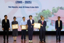 Ủy ban Nhân dân tỉnh Thái Nguyên đã tặng bằng khen cho 12 tập thể, cá nhân có thành tích xuất sắc trong hoạt động đối ngoại giữa tỉnh Thái Nguyên và tỉnh Gyesongbuk-do. (Ảnh: Thu Hằng/TTXVN)