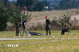 Hiện trường vụ thiết bị bay không người lái bị bắn rơi tại Wohyn, Ba Lan, ngày 10/9/2025. (Nguồn: PAP/TTXVN)