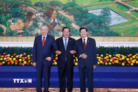 Tổng Bí thư Tô Lâm; Chủ tịch Đảng Nhân dân Campuchia Samdech Techo Hun Sen; Tổng Bí thư Đảng Nhân dân Cách mạng Lào Thongloun Sisoulith tại Cuộc gặp. (Ảnh: Thống Nhất/TTXVN)