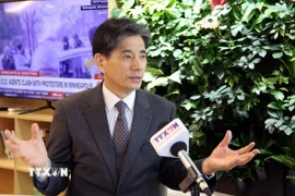 Ông Kwon Sung-taek, Phó Chủ tịch điều hành Hiệp hội giao lưu văn hóa, kinh tế Hàn-Việt (KOVECA) trả lời phỏng vấn của Phóng viên TTXVN tại Hàn Quốc. (Ảnh: Trường Giang/TTXVN)