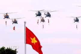 Mở đầu cuộc diễu binh, diễu hành là biên đội máy bay trực thăng của Không quân nhân dân mang theo cờ Đảng, cờ Tổ quốc bay qua khu vực Quảng trường Ba Đình. (Ảnh: Văn Điệp/TTXVN)