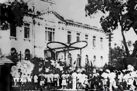 Ngày 19/8/1945, sau cuộc mít tinh tại Quảng trường Nhà hát Lớn, quần chúng nhân dân Thủ đô đã đánh chiếm Bắc Bộ phủ, cơ quan đầu não của chính quyền tay sai Pháp ở Bắc Bộ. Cách mạng tháng Tám là một bài học lịch sử, mở ra một thời đại mới ở Việt Nam, thời đại nhân dân Việt Nam làm chủ đất nước, làm chủ vận mệnh của chính mình. (Nguồn: TTXVN)