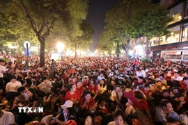 Khu vực Quảng trường cách mạng tháng Tám, người dân hòa trong sắc cờ đỏ, sao vàng cùng nhau chờ thời khắc Lễ diễu binh, diễu hành kỷ niệm 80 năm Quốc khánh. (Ảnh: Trần Việt/TTXVN)