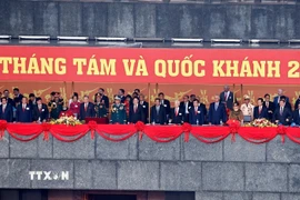 Các đồng chí lãnh đạo, nguyên lãnh đạo Đảng, Nhà nước, các vị khách quốc tế và các đại biểu thực hiện nghi lễ chào cờ. (Ảnh: Doãn Tấn/TTXVN)