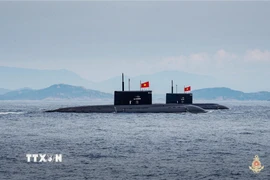 Biên đội tàu ngầm Kilo 636 tham gia diễu binh trên biển. (Nguồn: Quân chủng Hải quân/TTXVN phát)