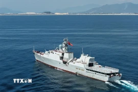 Tàu hộ vệ tên lửa Đinh Tiên Hoàng tham gia diễu binh trên biển. (Nguồn: Quân chủng Hải quân/TTXVN phát)