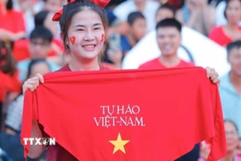 Người dân chờ đón đoàn diễu binh, diễu hành đoạn phố Liễu Giai cắt Kim Mã (Hà Nội). (Ảnh: Hoàng Hiếu/TTXVN)
