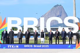 Đại diện các nước BRICS chụp ảnh chung tại Hội nghị thượng đỉnh BRICS ở Rio de Janeiro, Brazil, ngày 6/7/2025. (Ảnh: THX/TTXVN)